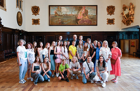 Gruppenbild mit Bürgermeister Andreas Bovenschulte (Mitte letzte Reihe) und den Jugendlichen aus der Region Odessa im Festsaal des Bremer Rathauses. Foto: Senatspressestelle 