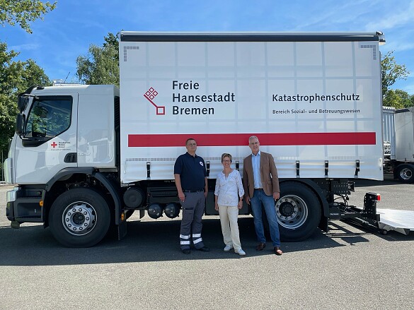 Senatorin Claudia Schilling mit Bernd Blüm, (rechts) Vorstandsvorsitzender des DRK-Kreisverbands Bremen e.V., und (links) Bereichsleiter Jörg Rolfs vor dem neuen Transporter. Foto: Sozialressort 