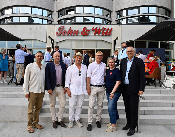 Personen v.l.: Peter Liokouras, International Expansion Manager Guldsmeden Hotels; Oliver Rau, Geschäftsführer WFB Wirtschaftsförderung Bremen GmbH für Marketing und Tourismus; Marc Weinert, Eigentümer Guldsmeden Hotels; Dr. Klaus Meier, Eigentümer und Projektentwickler; Babette Kierchhoff, Geschäftsführerin John & Will Betriebsgesellschaft mbH; Bürgermeister Andreas Bovenschulte. Foto: Senatspressestelle