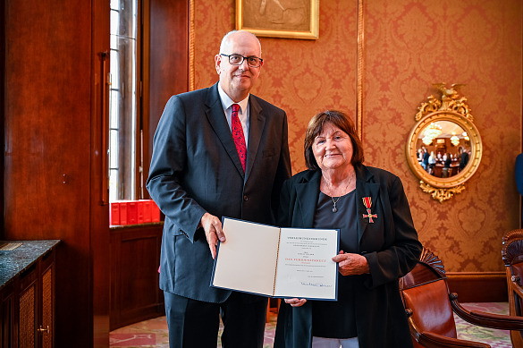 Mit dem Verdienstkreuz am Bande ausgezeichnet: Sybille Vollmer wurde im Senatssaal des Bremer Rathauses von Bürgermeister Andreas Bovenschulte die Auszeichnung überreicht. Foto: Senatspressestelle