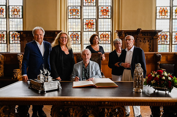 Dirigent Daniel Barenboim trug sich in das Goldene Buch der Freien Hansestadt Bremen ein. Mit im Bild: (von li.) Prof. Thomas Albert, Musikfest Bremen, Senatorin Özlem Ünsal, die Ehefrau von Daniel Barenboim, Elena Bashkirova, Karin und Uwe Hollweg.  Foto: Senatspressestelle