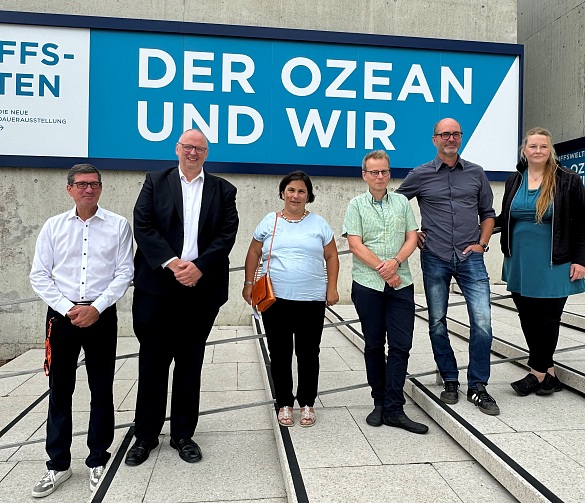 Besuch beim Deutschen Schifffahrtsmuseum (v.l.n.r.): Matthias Templin (Kaufmännischer Geschäftsführer des DSM), Staatsrat Dr. Olaf Joachim, Prof. Dr. Ruth Schilling (Geschäftsführende Direktorin des DSM), Dr. Sven Bergmann (Leiter des abgeschlossenen Projekts North Sea Wrecks beim DSM), Dr. Matthias Brenner (Leiter des Remarco-Projektes beim AWI) und Claudia Harms(EU-Koordinierungsstelle beim Referat für Wirtschaft, Tourismus und Wissenschaft, Magistrat Bremerhaven). Foto: Senatskanzlei