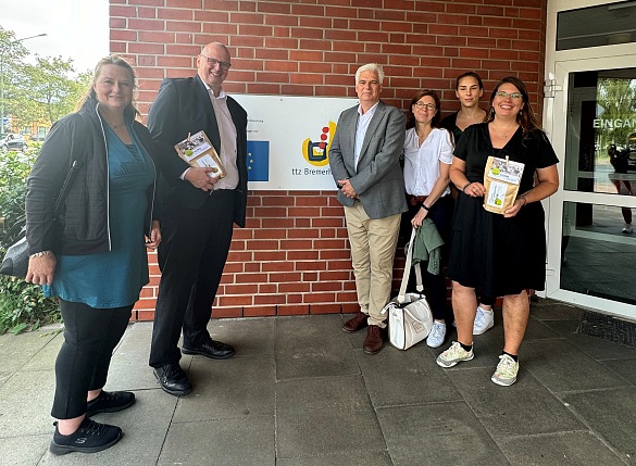 Vor dem Technologie-Transfer-Zentrum Bremerhaven (v.l.n.r.): Claudia Harms (EU-Koordinierungsstelle beim Referat für Wirtschaft, Tourismus und Wissenschaft, Magistrat Bremerhaven), Staatsrat Dr. Olaf Joachim, Prof. Dr.-Ing. Gerhard Schories (Geschäftsführer ttz), Corinna Brand (Wissenschaftsreferentin beim Referat für Wirtschaft, Tourismus und Wissenschaft, Magistrat Bremerhaven), Darleen Genutties (Projektleiterin bei biozoon GmbH) und Linda Böhm (Lebensmitteltechnologin beim ttz). Foto: Senatskanzlei