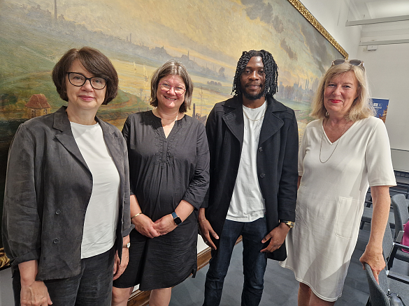 Claudia Bernhard (Senatorin für Gesundheit, Frauen und Verbraucherschutz), Anke Schmidt (Beraterin Bleib dran an der Pflege), Magloire Donkeng Songning (Auszubildender zum Pflegefachmann) und Elke Heyduck (Geschäftsführerin der Arbeitnehmerkammer Bremen). Foto: Arbeitnehmerkammer Bremen