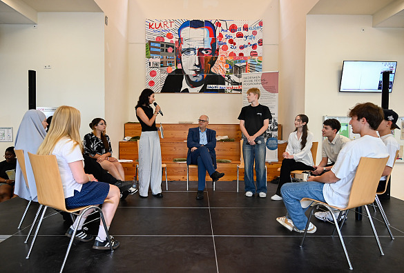 Gesprächsrunde mit Bürgermeister Andreas Bovenschulte (Mi.) und Schülerinnen und Schülern der Oberstufe der Oberschule an der Kurt-Schumacher-Allee. Foto: Senatspressestelle