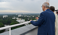 Blick auf die Vahr: Bürgermeister Andreas Bovenschulte (li.) und Ortsamtsleiter Ralf Möller auf dem Dach des Aalto-Hochhauses. Foto: Senatspressestelle