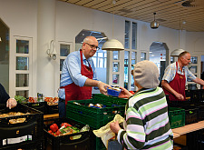 Bürgermeister Andreas Bovenschulte unterstützt die Lebensmittelausgabe der Bremer Tafel im Hanna-Harder-Haus. Foto: Senatspressestelle