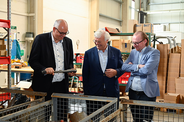 Rundgang durch die Produktionshallen der Hanseatischen Waren Handelsgesellschaft (v.l.): Bürgermeister Andreas Bovenschulte, Robert Hempel (Inhaber und Geschäftsführer) und Daniel Hempel (Prokurist). Foto: Senatspressestelle