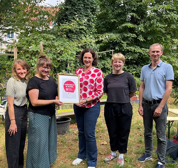 Senatorin Kathrin Moosdorf (Mitte) genießt auf der Sommertour die Grüne Oase im Mädchen_kulturhaus. Foto: Umweltressort