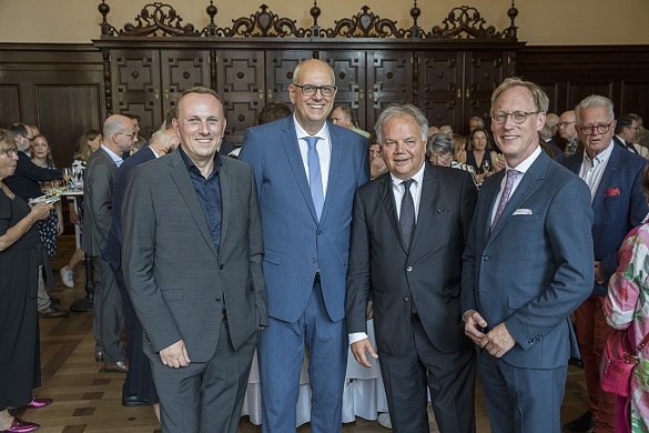 Beim Senatsempfang (von links): David Koopmann (Vorstand Bremer Tageszeitungen AG), Bürgermeister Andreas Bovenschulte, Musikfest-Intendant Prof. Thomas Albert und Cornelias Neumann-Redlin (Hauptgeschäftsführer Unternehmensverbände Bremen). Foto: Nikolai Wolff/fotoetage