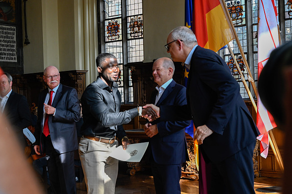 Bürgermeister Andreas Bovenschulte gratuliert einem neu eingebürgerten Bremer. Foto: Senatspressestelle