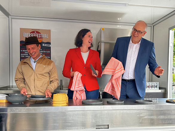 Bürgermeister und Kultursenator Andreas Bovenschulte (re.) und Umweltsenatorin Kathrin Moosdorf weihten das erste Bremer Spülmobil ein und ließ sich von Manuel Jänig (li.) das Kreislaufsystem erklären.  Foto: Senatspressestelle