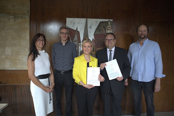 Von links: Carola Heilemann-Jeschke (Abteilungsleiterin Digitalisierung beim Senator für Finanzen), Dr. Martin Hagen (Staatsrat beim Senator für Finanzen), Prof. Dr. Jutta Günther (Rektorin Universität Bremen), Finanzsenator Björn Fecker, Prof. Dr. Björn Niehaves (Professor Universität Bremen Schwerpunkt Digitalisierung). Foto: Finanzressort