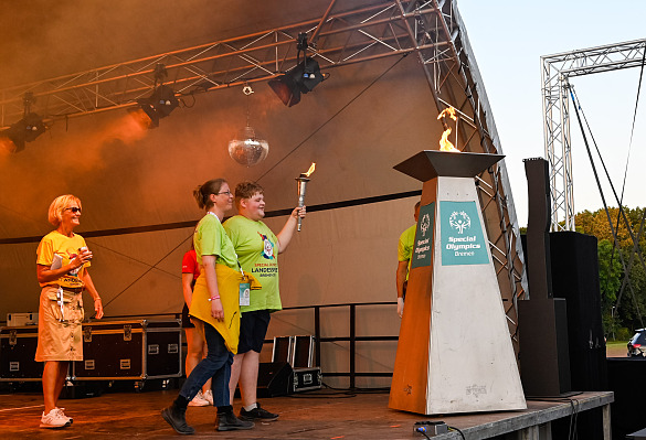 Die Spiele sind eröffnet: Jeremy Erdmann, Golfer von der Schule am Klosterplatz und Stephanie Milone-Raspino, Leichtathletin haben das Feuer entzündet. Foto: Senatspressestelle