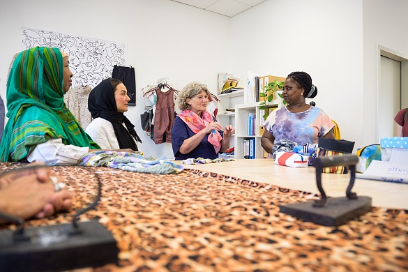 Landesfrauenbeauftragte Bettina Wilhelm (2. von rechts) im Gespräch mit Frauen aus dem Ortsteil Kattenturm in der Nähwerktstatt des Projekts Netzwerk. Foto: Kerstin Rolfes