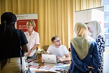 Beratungsgespräche bei der Informationsveranstaltung für migrantische Frauen in Kattenturm. Foto: Kerstin Rolfes