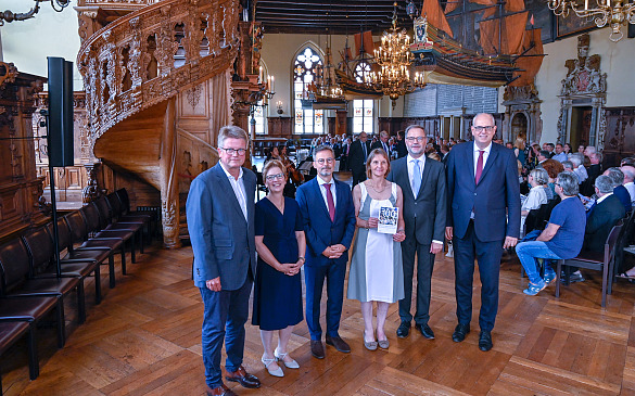 Feiern 100 Jahre Bremer Verwaltungsgerichtsbarkeit: Jan Büsing (Präsident der Hanseatischen Rechtsanwaltskammer Bremen), Senatorin Claudia Schilling, Prof. Peter Sperlich (Präsident des Oberverwaltungsgerichts der Freien Hansestadt Bremen), Dr. Meike Jörgensen (Präsidentin des Verwaltungsgerichts Bremen), Prof. Dr. Andreas Korbmacher (Präsident des Bundesverwaltungsgerichts) und Bürgermeister Dr. Andreas Bovenschulte (von li.). Foto: Senatspressestelle