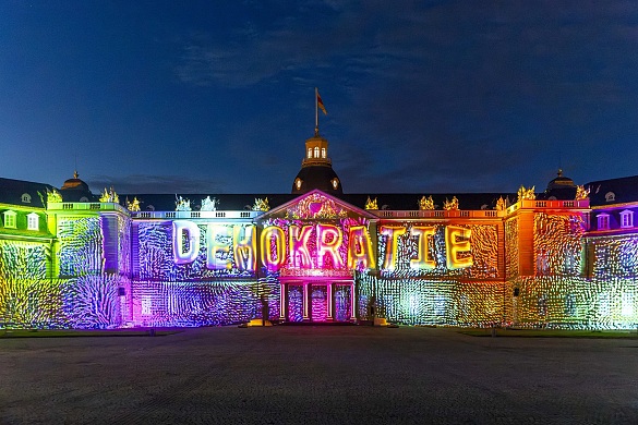 Ein starkes Statement von Julian Hölscher auf der Fassade des Karlsruher Schlosses: Demokratie. Foto: KME/Jürgen Rösner