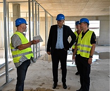 Bürgermeister Bovenschulte zu Besuch auf der Baustelle des neuen Polizeikommissariats Bremen-Nord. Personen (v.l.): Marco Perin, Kommissariatsleiter Nord; Bürgermeister Bovenschulte; Architekt Michael Pleus und Jan Müller, Abteilungsleiter Nord-West. Foto: Senatspressestelle