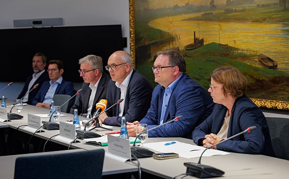 Erläutern die Pläne zur Haushaltssanierung: Bürgermeister Andreas Bovenschulte (3. von re.), Finanzsenator Björn Fecker (2. von re.) und Wirtschaftssenatorin Kristina Vogt (re.). Foto: Senatspressestelle