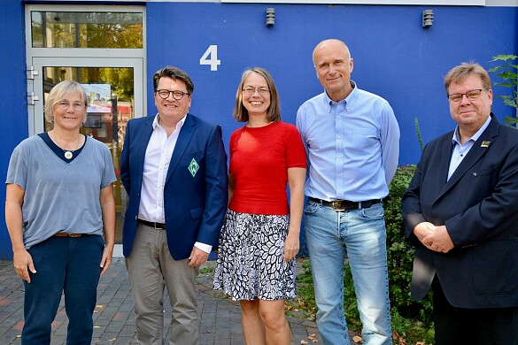 Feierliche Worte mit Humor beim 50-jährigen Jubiläum des Gymnasiums Links der Weser kamen von (von links): Maike Wiedwald (stellv. Schulleiterin), Dr. Hubertus Hess-Grunewald (Präsident von Werder Bremen), Sascha Karolin Aulepp (Senatorin für Kinder und Bildung), Uwe Sudmann (Schulleiter), Stefan Markus (Leiter Bürgerhaus Obervieland). Foto: Susan Behnke