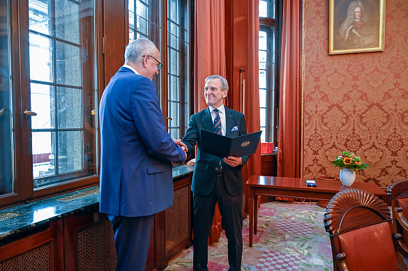 Mit dem Verdienstkreuz am Bande ausgezeichnet: Gerhard Harder wurde im Senatssaal des Bremer Rathauses von Bürgermeister Andreas Bovenschulte die Auszeichnung überreicht. Foto: Senatspressestelle