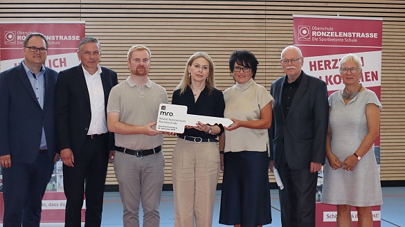 Bei der Übergabe der Sechsfeld-Sporthalle der Oberschule Ronzelenstraße (von links): Finanzsenator Björn Fecker, Henning Thies (Bauunternehmen Züblin), Daniel Kahnert (Planungsbüro MRO), Susanne Kirchmann (Leiterin Immobilien Bremen), Hermi Auner (Schulleiterin), Innensenator Ulrich Mäurer und Eva Quante-Brandt (LSB-Präsidentin). Foto: Finanzressort