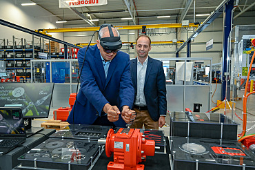 Bürgermeister Andreas Bovenschulte testet eine VR-gestützte Anwendung im Drive Center (DC) Bremen von SEW-Eurodrive, die Standortleiter Martin Wagner ihm erklärt. Foto: Senatspressestelle