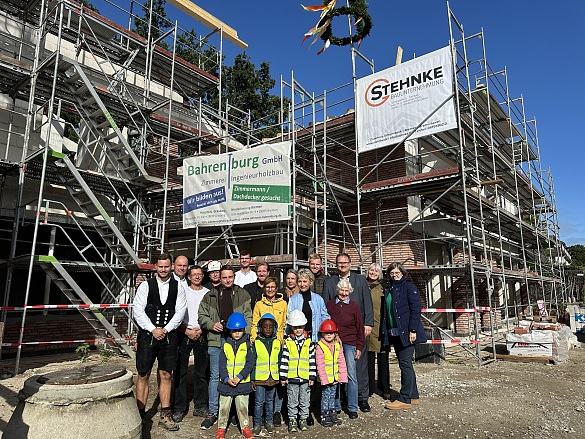 Freuen sich auf die Fertigstellung des Kinder- und Familienzentrums Lesum: Neben den künftigen Kita-Kindern haben sich zum Richtfest die Projektleiterin bei Immobilien Bremen, Kerstin Brockmüller, die Leitung des KuFZ Lesum, Jessica Langenberg, die kommissarische Leiterin von KiTa Bremen, Petra Stubakow, Architekt  Herr Bertram, Henrik Wohltmann vom zuständigen Bauunternehmen Stehnke sowie der Senator für Finanzen Björn Fecker versammelt. Foto: Finanzressort