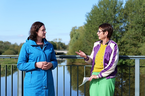 Die Senatorin für Umwelt, Klima und Wissenschaft lässt sich die Maßnahmen vor Ort von Christine Nußbaum (Hanseatische Naturentwicklung GmbH) erklären. Foto: Umweltressort