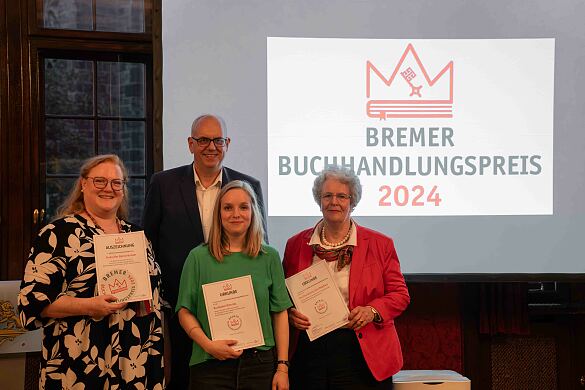 Wurden von Kultursenator Anderas Bovenschulte mit dem Bremer Buchhandlungspreis ausgezeichnet (von links): Barbara Hüchting (Findorffer Bücherfenster), Alena Glandien (Buchladen Ostertor) sowie Irene Nehen (Buchhandlung Otto Melchers). Foto: Marvin Dreblow