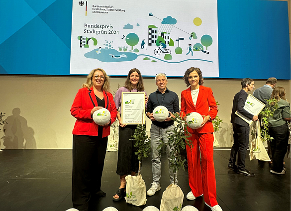 Bei der Übergabe des Bundespreises Stadtgrün (von links): Senatorin Özlem Ünsal, Miryam Blobel (Bauressort Bremen), Thomas Knode (Umweltressort Bremen), Elisabeth Kaiser (Parlamentarische Staatssekretärin bei der Bundesministerin für Wohnen, Stadtentwicklung und Bauwesen). Foto: Bauressort