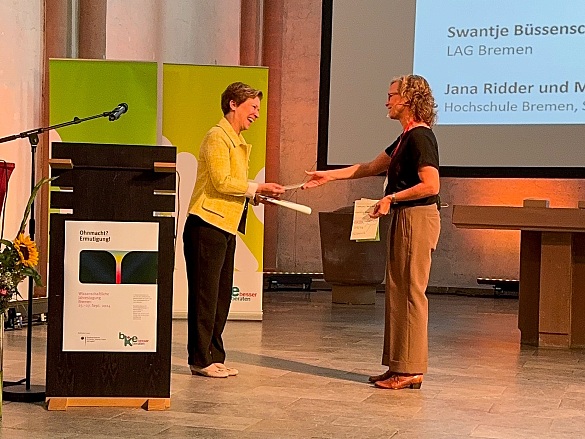 Senatorin Dr. Claudia Schilling begrüßte die Konferenz-Teilnehmenden in der Kulturkirche St. Stephani. Moderiert wurde die Eröffnung von Erziehungsberaterin Ini Friedrichs (rechts, Landesarbeitsgemeinschaft Erziehungsberatung Bremen). Foto: Sozialressort