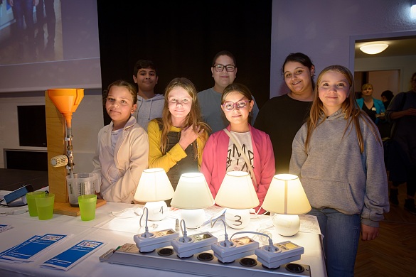 Auf der Jubiläumsfeier zeigten Rana, Kenan, Aelena, Omran, Shayla, Jillan und Marly (v.r.n.l.) aus der Klasse 6R der Schule am Ernst-Reuter-Platz, wie man leicht Strom sparen kann. Foto: Antje Schimanke