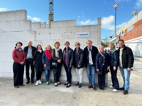 Bei der Grundsteinlegung waren Projektbeteiligte unter anderem von Immobilien Bremen, KiTa Bremen  und der Inge-Katz-Schule dabei. Foto: KiTa Bremen