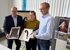 Dr. Dieter Bischop, Dr. Annette Schieck und Arne Butt präsentieren Fundstücke (v.r.). Foto: Kulturressort