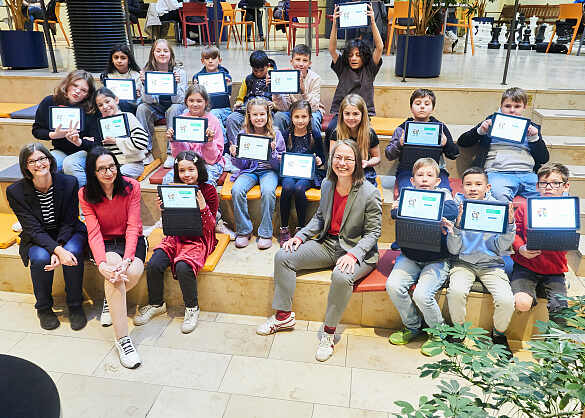 Die neue Schul-Bibcard ist für alle Schüler:innen in Bremen kostenfrei. Die Schülerinnen und Schüler der Oberschule Roter Sand haben die Ausleihe via Schul-IPad gleich mal ausprobiert. Foto: Michael Schnelle, SKB-Fotoarchiv