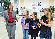 Die Senatorin für Kinder und Bildung, Sascha Karolin Aulepp, mit den ersten Bibcard-Nutzerinnen. Foto: Michael Schnell, SKB-Fotoarchiv