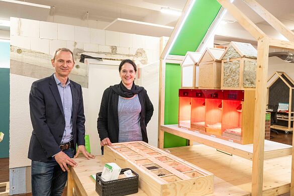 Senatorin Kathrin Moosdorf und der Geschäftsführer von energiekonsens Martin Grocholl besuchen die neue Ausstellung in den neuen Räumlichkeiten des Klima Bau Zentrums in der Knochenhauer Straße. Fotocredit: Karsten Klama / energiekonsens