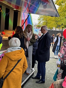 Bürgermeister Bovenschulte im Gespräch mit Marena Grotheer am Wissenskiosk des Universum Bremen. Foto: Senator für Kultur