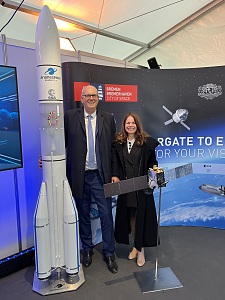 Am City of Space-Stand mit den beiden Exponaten von ArianeGroup und OHB: Andreas Bovenschulte mit Ehefrau Kerstin. Foto: Senator für Kultur