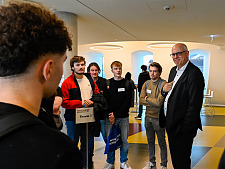 Bürgermeister Andreas Bovenschulte im Gespräch mit den Studienanfängern der Rechtswissenschaften. Foto: Senatspressestelle