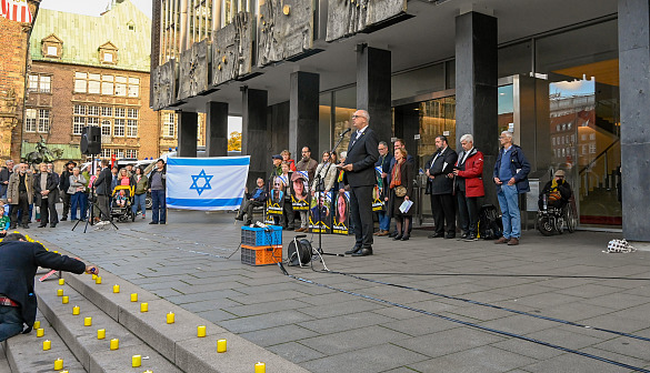 Bürgermeister Andreas Bovenschulte bei der Mahnwache anlässlich des ersten Jahrestages des Überfalls der Hamas über Israel. Foto: Senatspressestelle