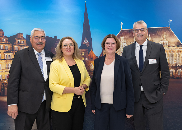 Melf Grantz, Oberbürgermeister von Bremerhaven, Özlem Ünsal, Senatorin für Bau, Mobilität und Stadtentwicklung, Kristina Vogt, Senatorin für Wirtschaft, Häfen und Transformation und Andreas Heyer, Vorsitzender der Geschäftsführung der WFB Wirtschaftsförderung Bremen GmbH (v.l.n.r.), eröffneten den Gemeinschaftsstand des Landes Bremen auf der Expo Real 2024. Foto: WFB | Jan Rathke