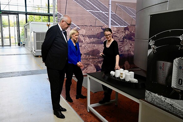 Bürgermeister Andreas Bovenschulte und Uni-Rektorin Prof. Jutta Günther lassen sich von Dr. Christiane Heinicke (Zarm) ein Modell der Moon and Mars Base Anlog (Mamba) erläutern. Foto: Senatspressestelle