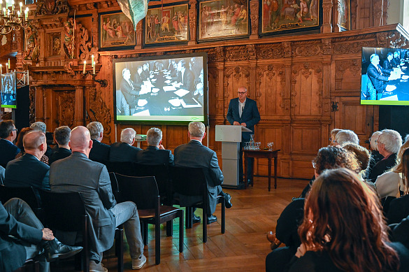 Bürgermeister Andreas Bovenschule erinnert in seinem Grußwort an die 1980er-Jahre, als die Gewoba wieder bremisch wurde. Foto: Senatspressestelle