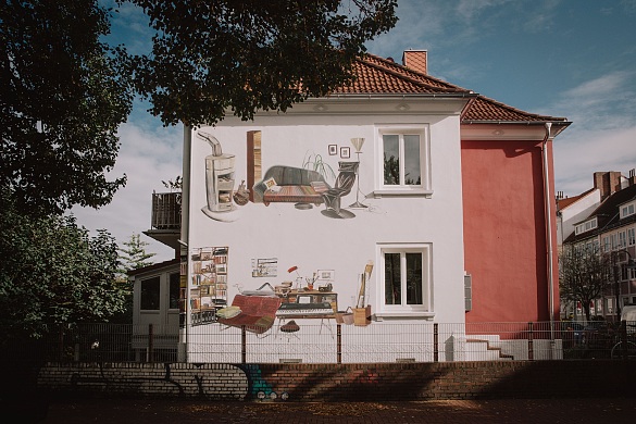 Das fertige Wandbild von Anna Bart: Die künstlerische Interpretation eines Wohnzimmers ziert die Hauswand in Peterswerder. Foto: Jasper Wessel