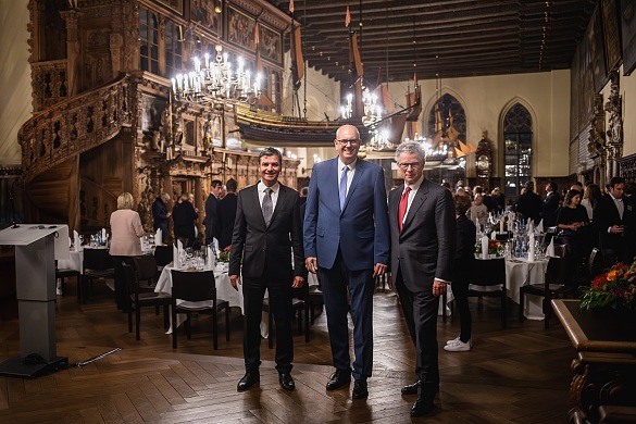 Bürgermeister Dr. Bovenschulte mit Dr. Paul-Bernhard Kallen (r.) und Rodger Masou (l.) vor Beginn des Dinners in der Oberen Rathaushalle.