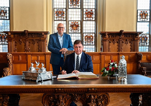 Izmirs Bürgermeister Cemil Tugay (rechts) wurde im Rathaus von Bürgermeister Andras Bovenschulte empfangen und trug sich in das Goldene Buch ein. 