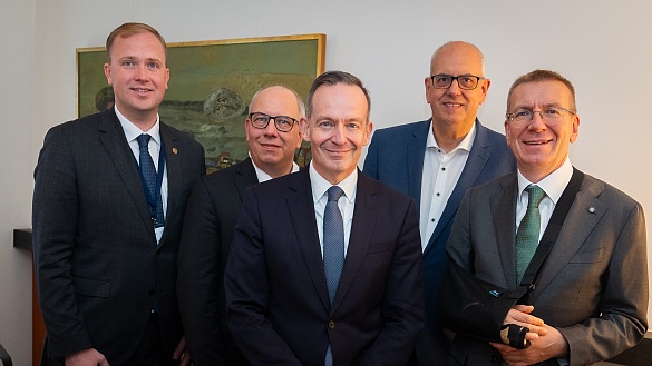 Bei der Konferenz in der Bremer Landesvertretung (v.l.): Viktors Valainis (Wirtschaftsminister der Republik Lettland), Alexander Handschuh (Deutscher Städte- und Gemeindebund), Volker Wissing (Bundesminister für Digitales und Verkehr), Bürgermeister Andreas Bovenschulte, Edgars Rinkēvičs, Präsident der Republik Lettland. 